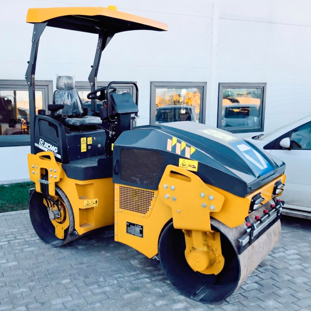 Каток XCMG XMR303